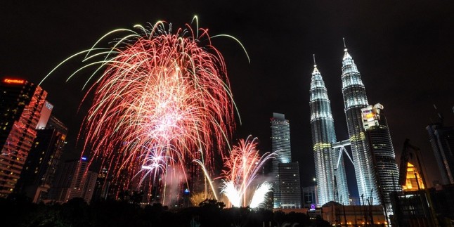 Fireworks picture by Daniel Chan @TheRakyatPost